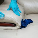 Domáce čistenie sedačky: Vystačíme si s domácim čistením aj pri veľkom znečistení?