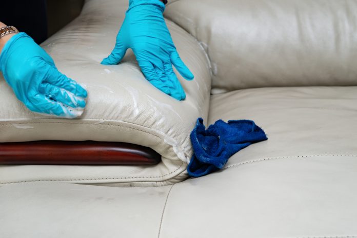 Domáce čistenie sedačky: Vystačíme si s domácim čistením aj pri veľkom znečistení?