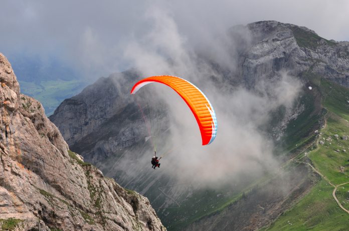 Základy paraglidingu: Od prvých krokov až po samotný let