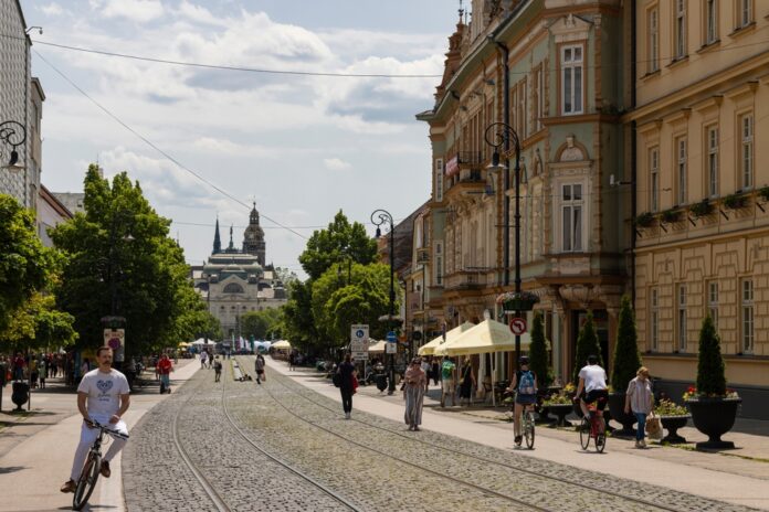 Košice: Historické mesto, ktoré formuje budúcnosť realitného trhu. Objavte, ako kombinácia histórie a moderného rozvoja ovplyvňuje dopyt po nehnuteľnostiach.