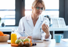 Miska plná ovocia a fermentovaných potravín bohatých na vitamíny a prírodné probiotiká.