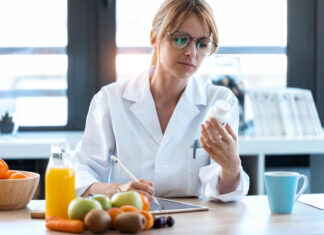 Miska plná ovocia a fermentovaných potravín bohatých na vitamíny a prírodné probiotiká.