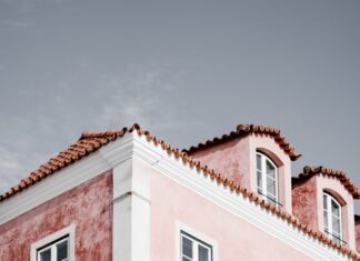 Detailne upravená moderná obývačka s neutrálnymi farbami a dekoráciami, ktoré zvyšujú atraktivitu nehnuteľnosti.