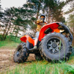 Pracovná štvorkolka používaná pri práci v teréne na farme