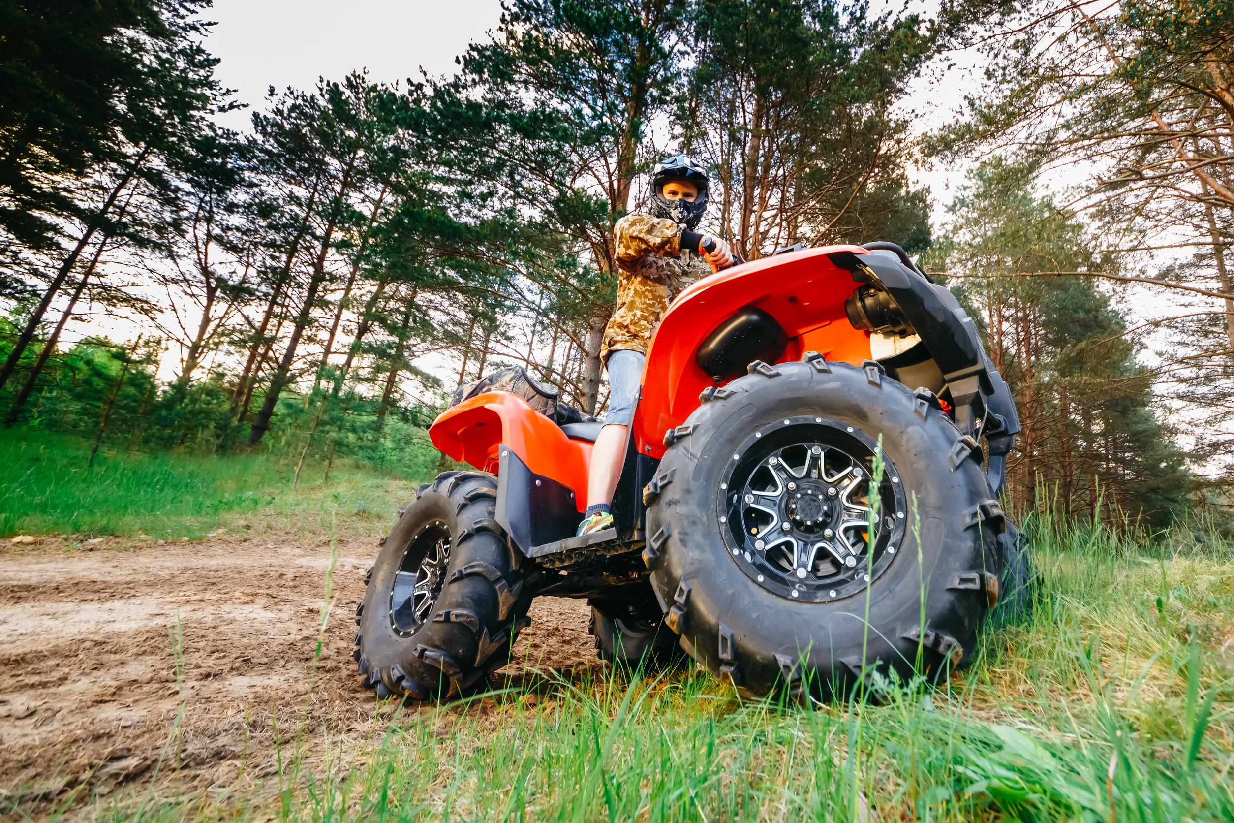 Pracovná štvorkolka používaná pri práci v teréne na farme