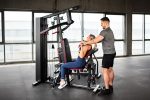 Moderná domáca posilňovňa s profesionálnym fitness vybavením.