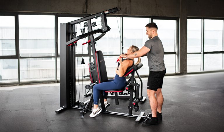 Moderná domáca posilňovňa s profesionálnym fitness vybavením.