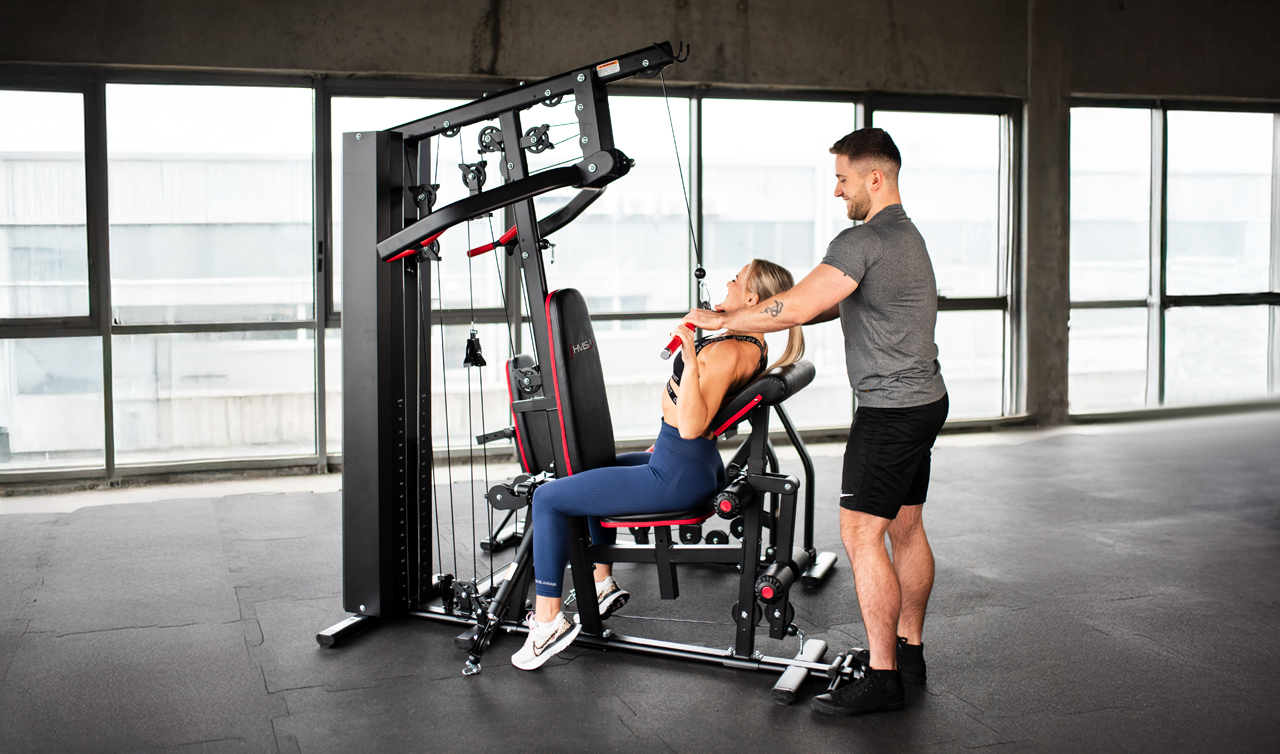 Moderná domáca posilňovňa s profesionálnym fitness vybavením.