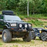 Can-Am ATV naložená na prívese pripravená na cestu na dovolenku.
