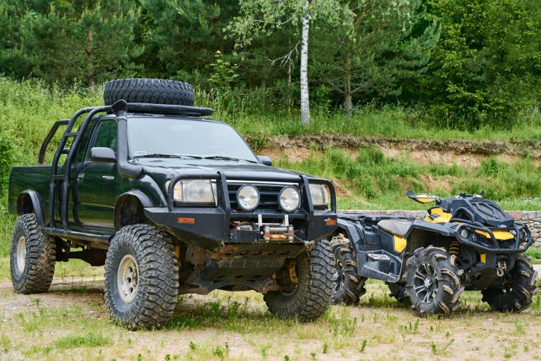 Can-Am ATV naložená na prívese pripravená na cestu na dovolenku.