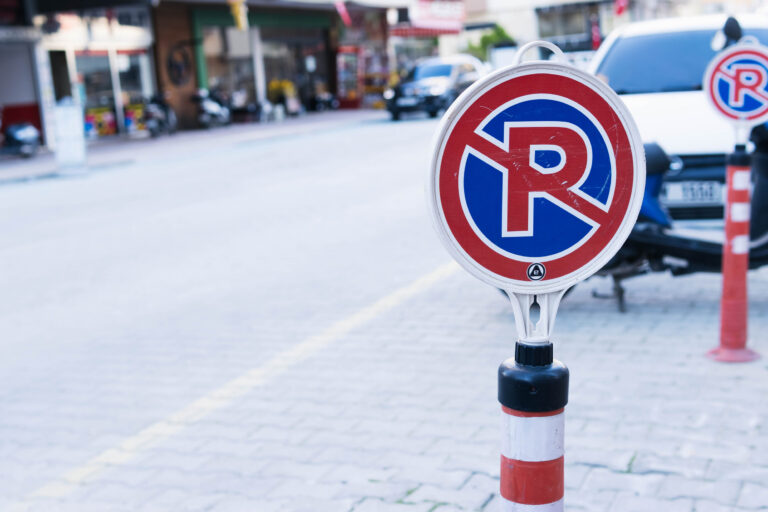Správne zaparkované osobné autá na vyznačených parkovacích miestach v meste.