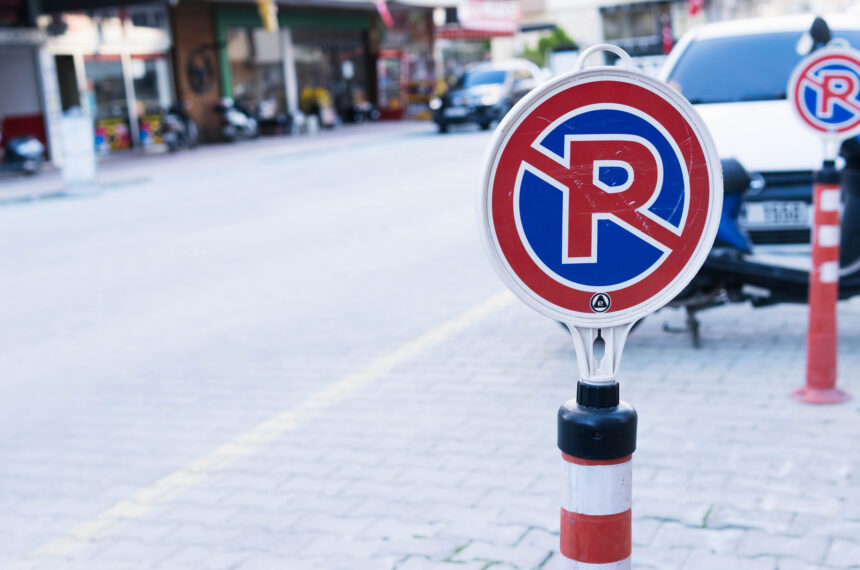 Správne zaparkované osobné autá na vyznačených parkovacích miestach v meste.