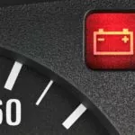 Vybitá autobatéria vás môže prekvapiť aj v lete. Ako sa o ňu starať?